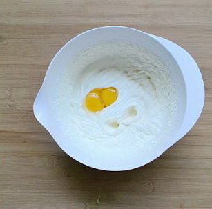 淡奶油蔓越梅蛋糕,在打发的淡奶油里加入蛋黄，搅拌均匀后筛入低筋面粉，再搅拌均匀，即成淡奶油蛋黄糊。