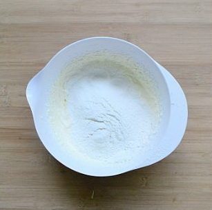 淡奶油蔓越梅蛋糕,将事先打发好的蛋白分两次加入到淡奶油蛋黄糊里，切拌均匀。