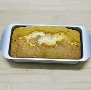 淡奶油蔓越梅蛋糕,烤好后立刻脱模放在烤网上放凉即可食用。