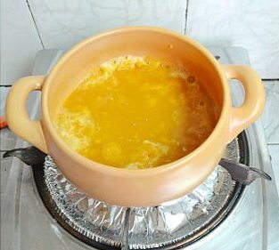 蟹黄豆腐,平底锅内放入一点油，再加入压碎的咸蛋黄，加热至咸蛋黄出许多泡泡翻沙后加入事先准备好的南瓜泥。