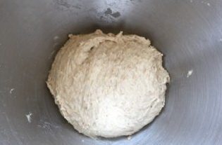 老式全麦面包,将中种面团的所有材料揉均匀，盖保鲜膜发酵