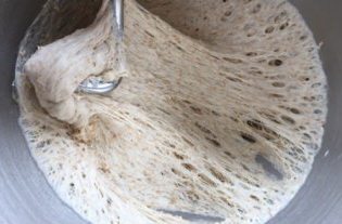 老式全麦面包,中种面团可室温发酵也可冷藏发酵24小时，发酵至体积3-4倍大