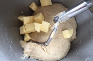 老式全麦面包,主面团揉至光滑后，加入黄油揉至吸收