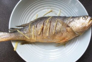 香煎黄鱼,再把姜丝放在鱼的身上和肚子里，腌制一小时左右