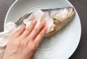 香煎黄鱼,把腌好的鱼，用厨房纸巾耐心地吸干水份