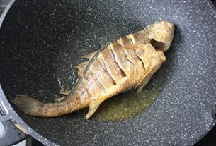 香煎黄鱼,可以端着锅子来回晃悠下，让鱼在油里划来划去的，一面煎好后，用铲子小心翻面