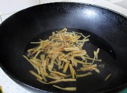 黄花熘猪腰,锅中注入水，烧开将黄花菜焯水后沥干水分。