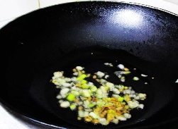 黄花熘猪腰,另起锅注油，爆香葱姜蒜碎。