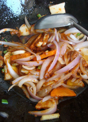 红咖喱海鲜烩,底油炒香葱姜，加蔬菜炒香，加红咖喱炒上色