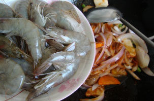 红咖喱海鲜烩,放入虾炒变色