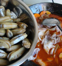 红咖喱海鲜烩,加水、其他海鲜、盐、黑胡椒碎、煮至壳全部打开