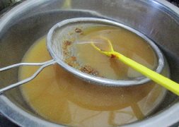 韩式大酱汤【简易版】,酱放入淘米水中溶化。