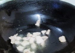 韩式大酱汤【简易版】,锅中注入油，下入肉片炒制变色。