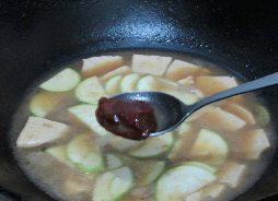 韩式大酱汤【简易版】,加入一勺辣椒酱，搅拌均匀。