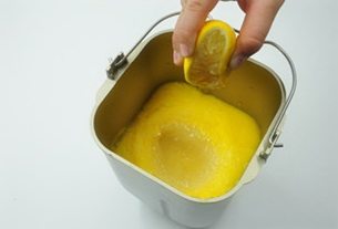 菠萝果酱,加入一只柠檬的汁（增加口味，保持果酱不被氧化变色，可用浓缩柠檬汁替代，不用也可）