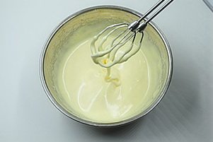 抹茶奶酪夹心蛋糕,2只鸡蛋加入细砂糖隔40度温水打发至滴落的蛋糊不会轻易消失