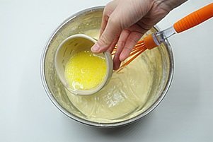 抹茶奶酪夹心蛋糕,将黄油和牛奶混合加热（微波或隔水）至黄油融化，搅拌均匀后沿盆壁倒入面糊中，仍以手抽混合翻拌均匀