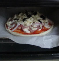 培根时蔬披萨 ,放到油纸上，烤至微焦
