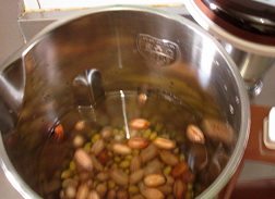 花生豆浆,冲洗干净后放入豆浆机中，注入清水至水位线。