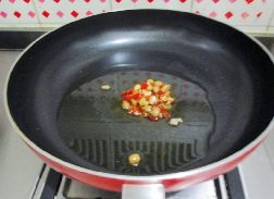 香辣葱爆口条,锅中注入油，下入辣椒酱。