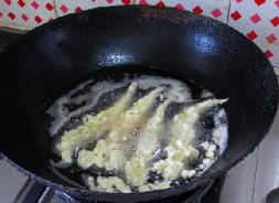 酥香多春鱼,锅中注入油，烧至6成热下入多春鱼。