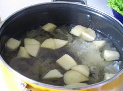 苹果银耳红糖水,继续小火煮至20分钟。