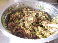 猪肉芹菜大包子,搅拌均匀即可成为包子的馅料。