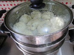 猪肉芹菜大包子,蒸锅注入水，烧开后，放入包子。转中火 蒸至15分钟。