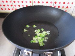彩椒烩千张,另起锅，注入油爆香葱碎。