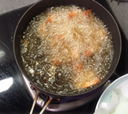 富贵芝麻虾,油烧热保持中火，将虾炸至金黄色捞出沥油装盘