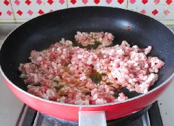 香辣肉糜烤茄子,加入肉糜，继续煸炒。