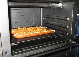 香辣肉糜烤茄子,再将烤盘放回烤箱。继续烤制 180度 10分钟即可。