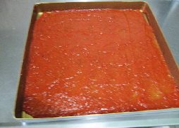 山楂两吃,将做好的果酱取适量，倒入不沾烤盘上，用刮板抹成均匀的薄片。