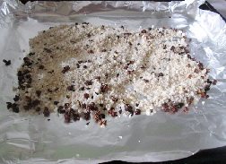 盐焗虾,烤盘铺锡纸，倒入一半的花椒盐。