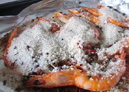 盐焗虾,烤好的虾取出将表面粗盐粒磕掉装盘儿即可。