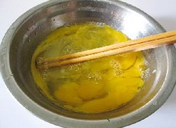 鲍鱼蒸蛋,将鸡蛋打在碗中，加入少量的盐搅拌均匀。