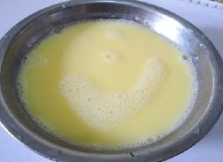 鲍鱼蒸蛋,加入清水，水和蛋的比例2；1.搅拌均匀。