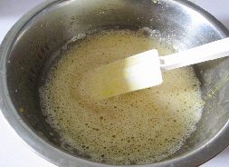 酸奶蛋糕小盆栽 ,2个全蛋 2个蛋黄放入盆中，加入15克的糖搅打均匀。