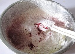 酸奶蛋糕小盆栽 ,筛入粉类。