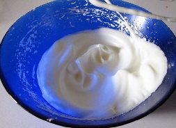 酸奶蛋糕小盆栽 ,蛋清分三次加入33克糖，打发至蛋白呈短小三角形状态。