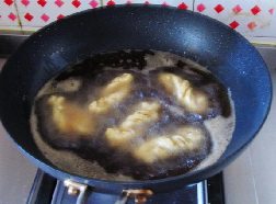 酥香小麻花 ,锅中注入油，烧至7成热，下入麻花胚。炸制金黄后捞出。