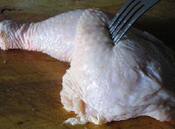 腐乳豆豉蒸鸡 ,鸡腿洗净，用叉子扎上几个小孔，为了是更好的入味。
