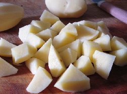 腐乳豆豉蒸鸡 ,土豆洗净去皮，切成小的滚刀块。