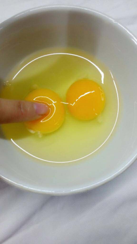 #虫虫有机鸡蛋试吃菜谱:马蹄番茄虫虫鸡蛋汤,鸡蛋是椭圆形的，和普通鸡蛋比要稍小一点，蛋壳紧实要比普通鸡蛋厚，鸡蛋黄弹性很好，蛋白很清很浓稠不会散，没有腥味
