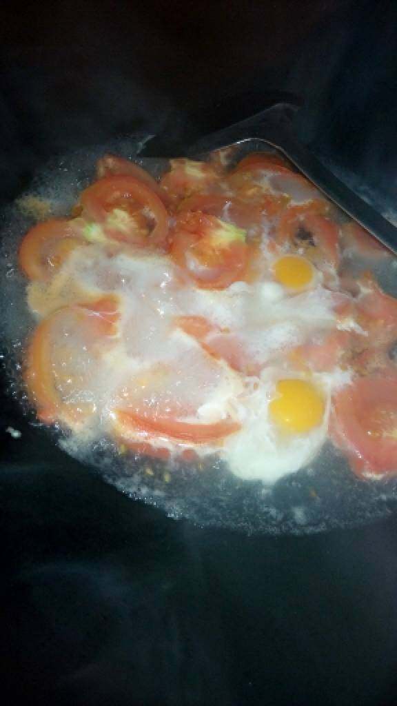 #虫虫有机鸡蛋试吃菜谱:马蹄番茄虫虫鸡蛋汤,番茄切对半后再切小片，不去皮，无公害皮也能吃。锅里加水煮开后下番茄，喜欢吃整个蛋的要把鸡蛋先磕开倒碗里，番茄汤煮开后关小火慢慢倒入蛋液，不搅动，煮5分钟后加入<a style='color:red;display:inline-block;' href='/shicai/ 3729'>白糖</a>慢慢搅动再煮2分钟