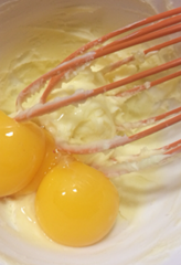 栗蓉双色墨西哥卷,加入蛋黄搅拌均匀（图中是双倍量）