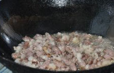 DIY炒拉条,腌制好的羊肉用油炒熟盛出备用