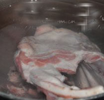秋后最佳养生汤,锅中放入清水和羊肉