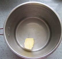 核桃巧克力棒,小锅中加水和黄油。