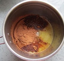 核桃巧克力棒,小火加热溶化后，放可可粉、糖。